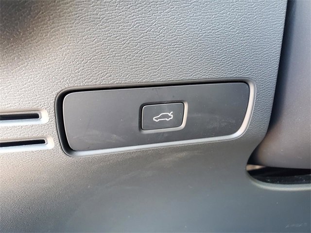 Certified 2025 Volvo XC40 B5 Core w/ Protection Package Premier image 17