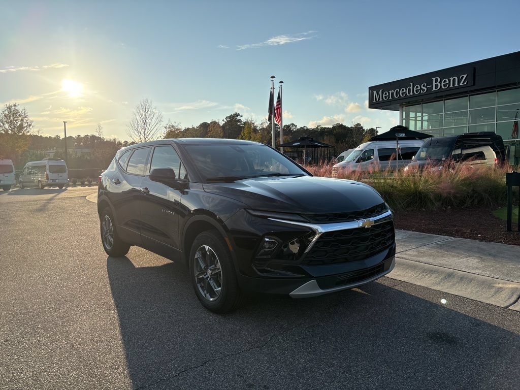Used 2025 Chevrolet Blazer LT FWD image 3