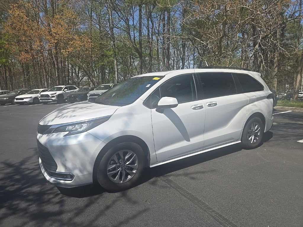 Used 2023 Toyota Sienna XLE image 1