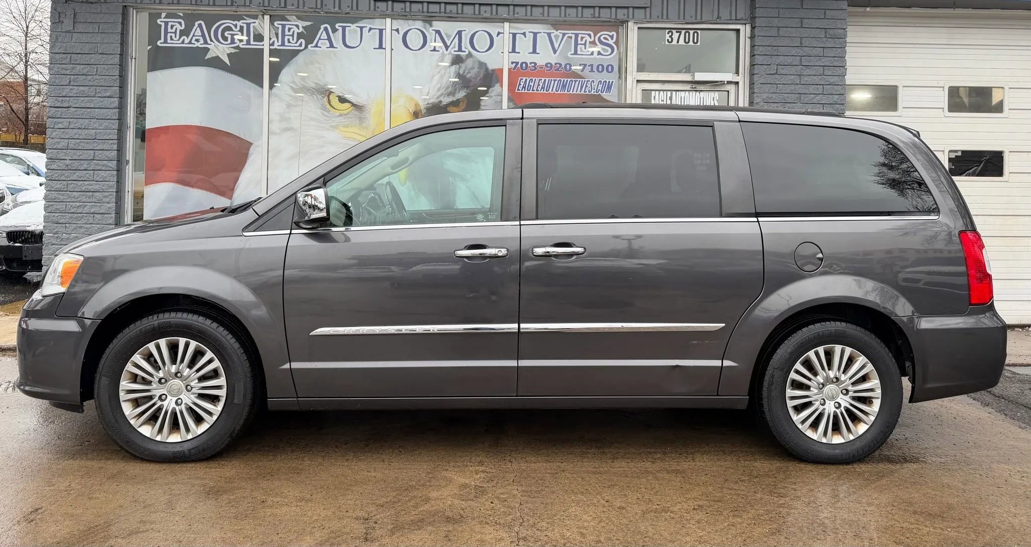 Used 2015 Chrysler Town & Country Touring-L w/ Driver Convenience Group image 6