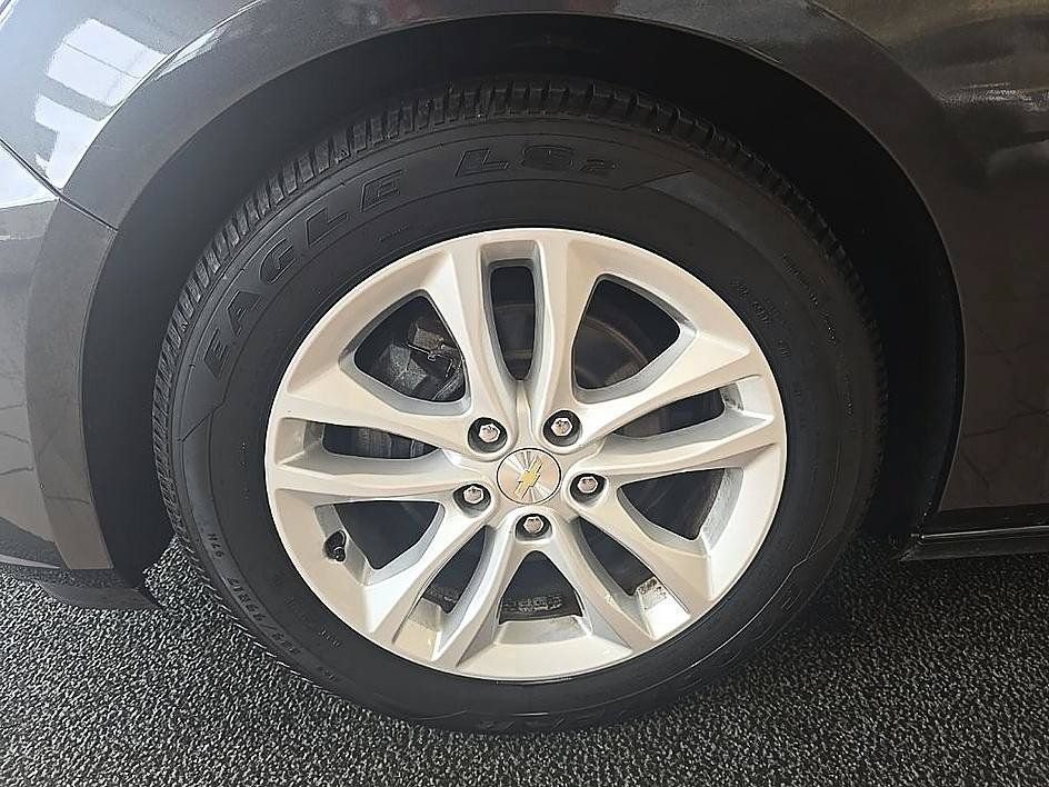 Used 2017 Chevrolet Malibu LT FWD image 38