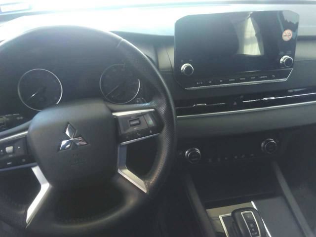Used 2024 Mitsubishi Outlander SE FWD image 3