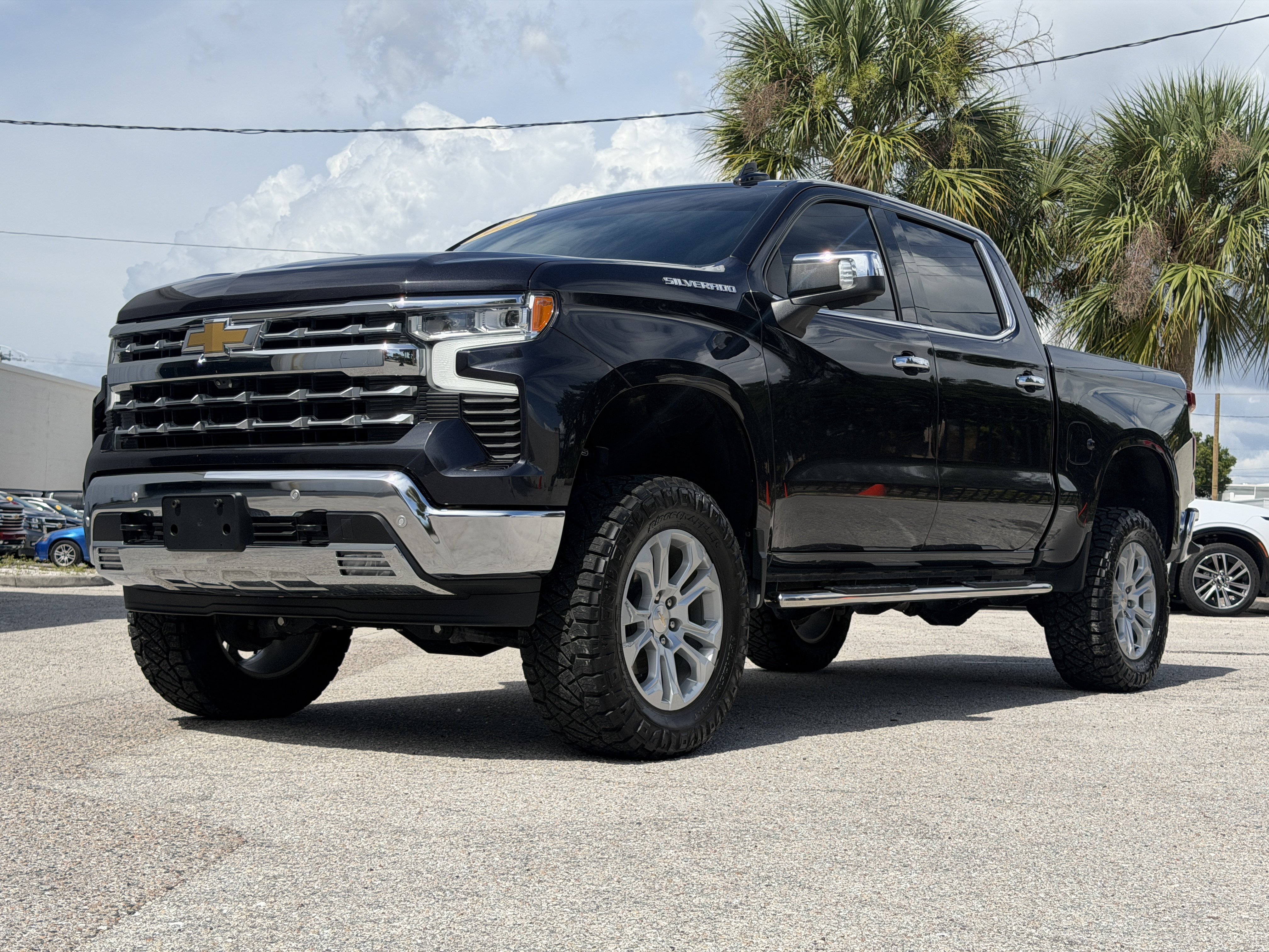 Used 2023 Chevrolet Silverado 1500 LTZ AWD/4WD image 3
