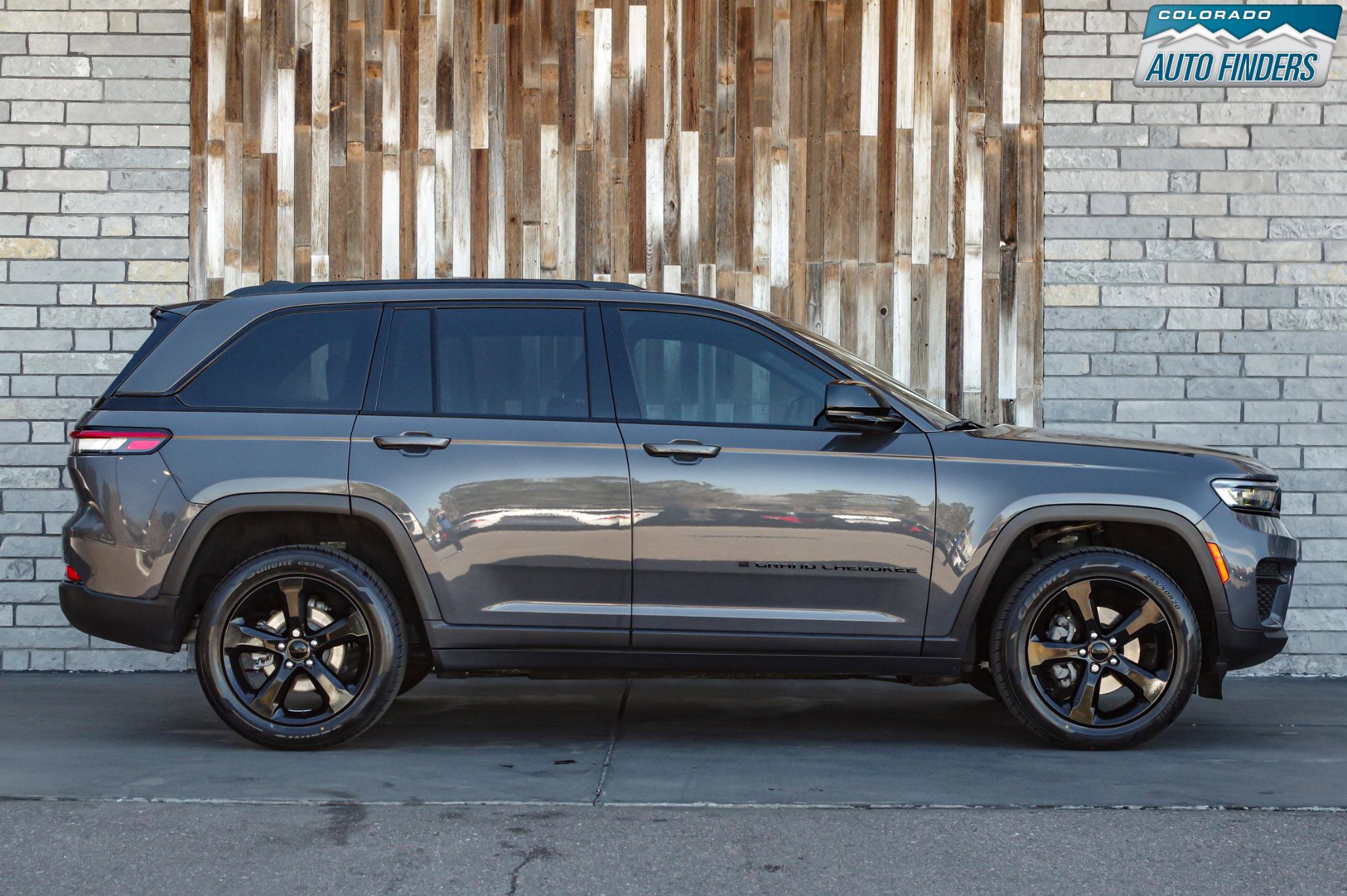 Used 2023 Jeep Grand Cherokee Altitude AWD/4WD image 8