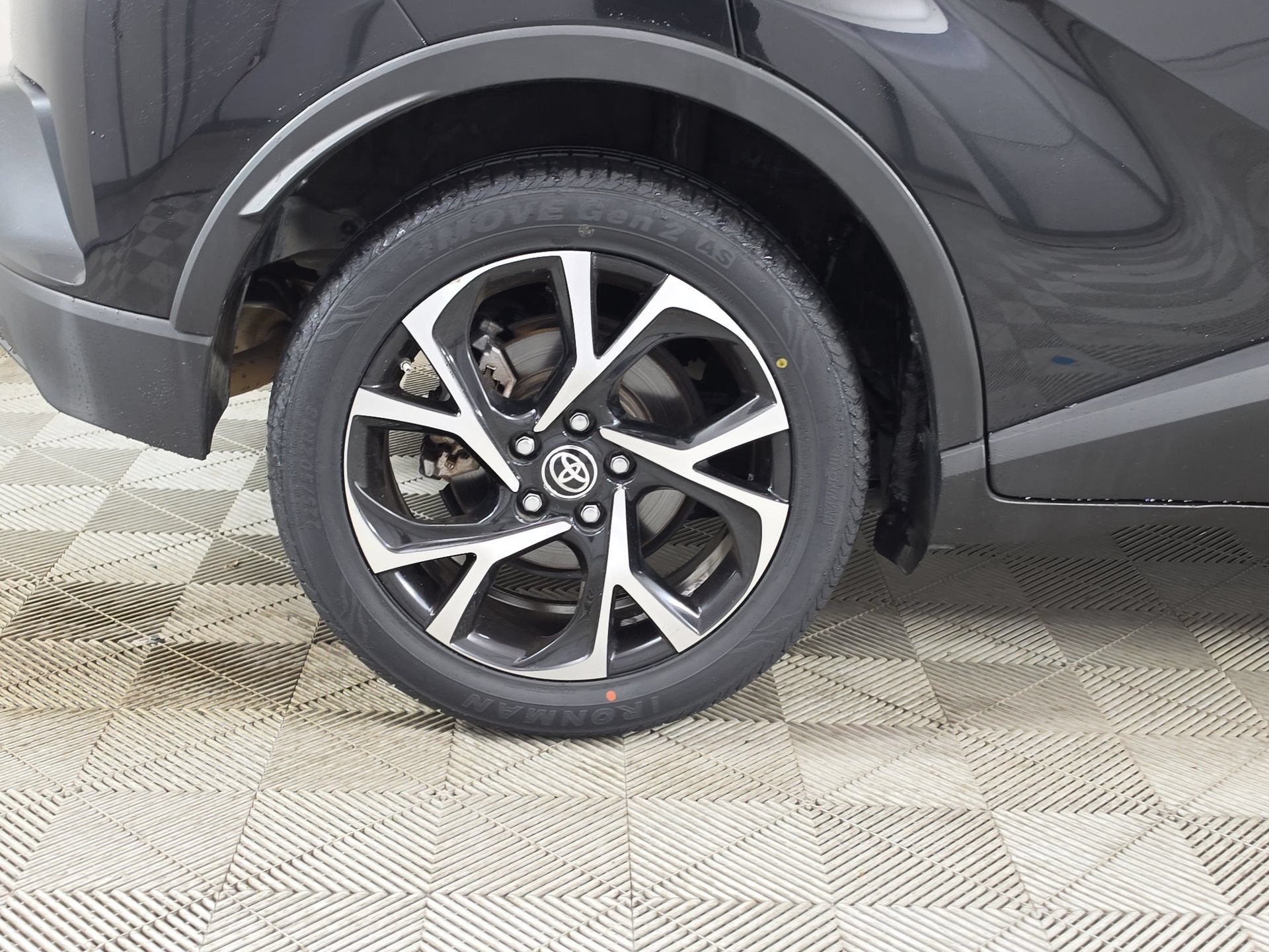 Used 2021 Toyota C-HR XLE FWD image 9
