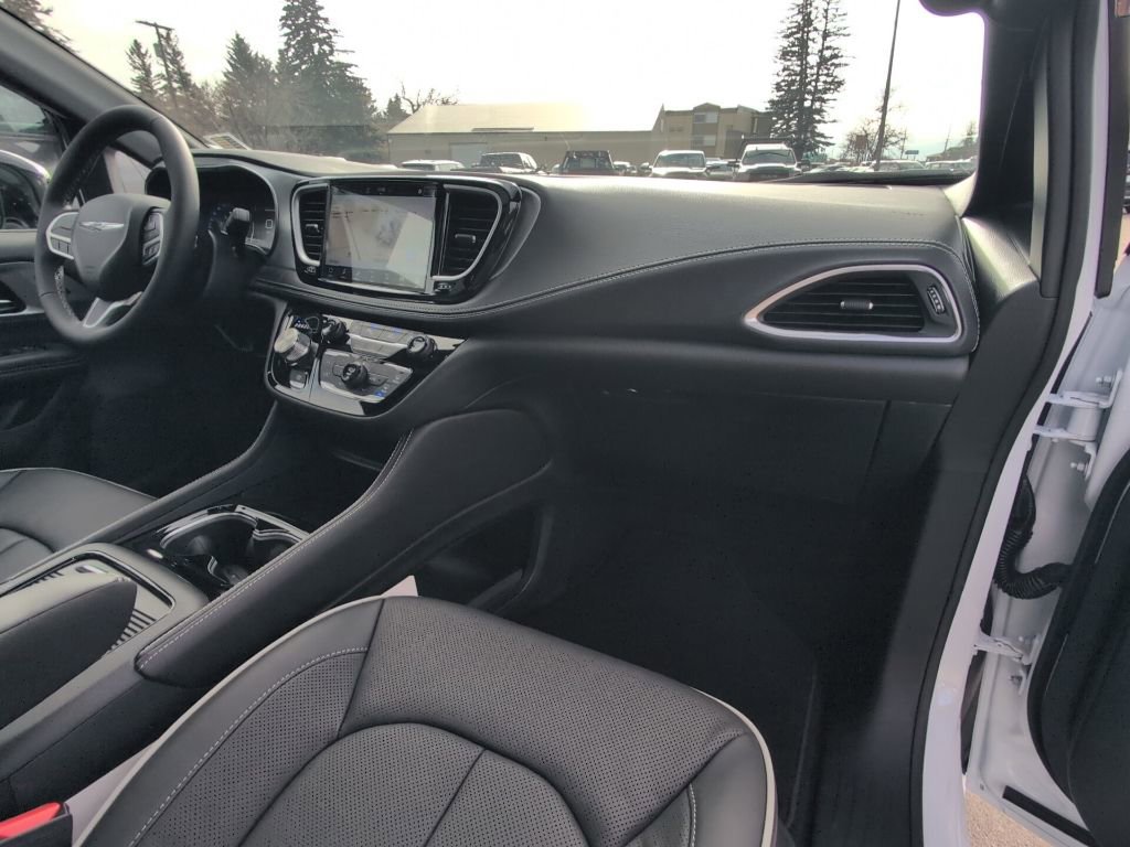New 2026 Chrysler Pacifica Limited image 25