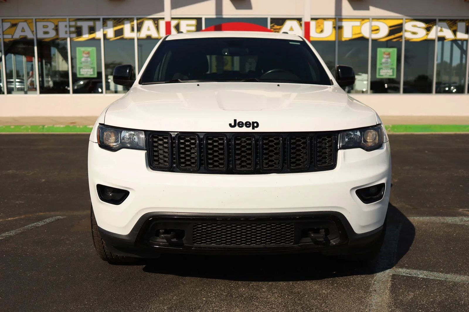 Used 2018 Jeep Grand Cherokee Laredo image 2