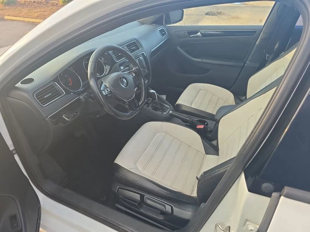 Used 2015 Volkswagen Jetta Sport FWD image 2