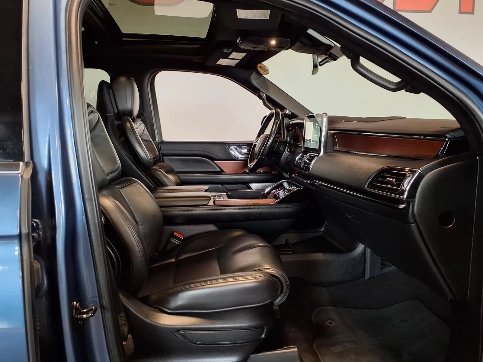 Used 2020 Lincoln Navigator Reserve w/ Luxury Package AWD/4WD image 13