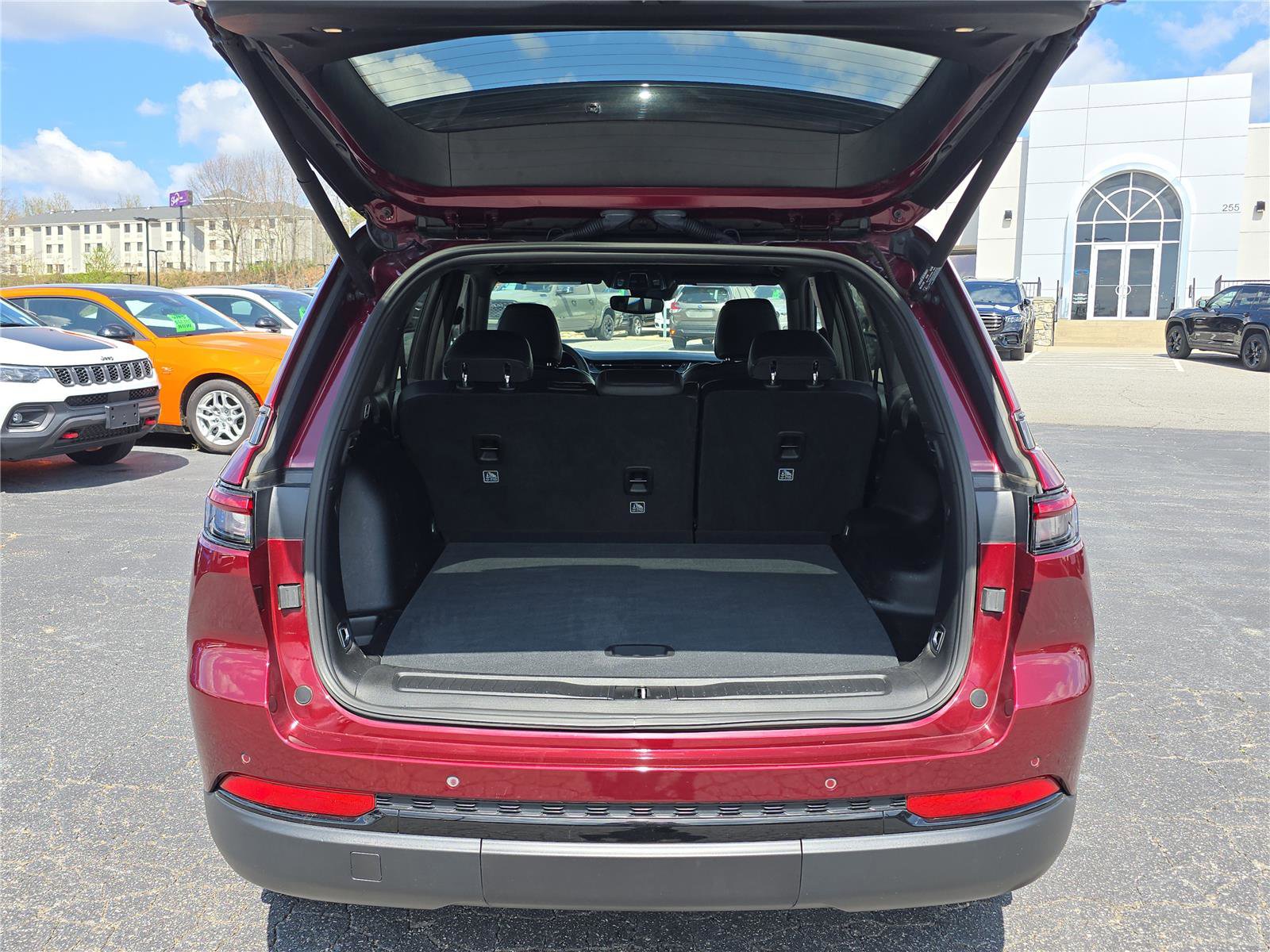 Used 2023 Jeep Grand Cherokee Altitude image 5