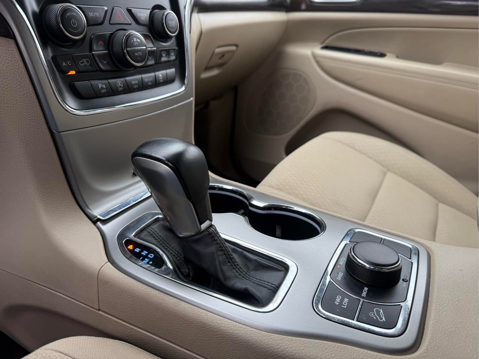 Used 2018 Jeep Grand Cherokee Laredo AWD/4WD image 25