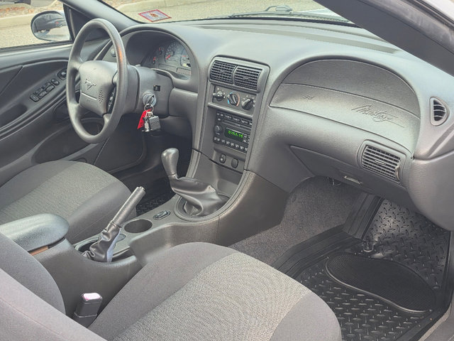 Used 2004 Ford Mustang Convertible image 21