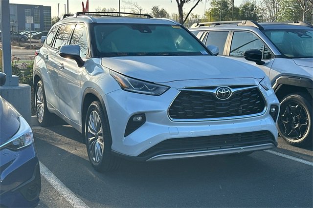 Used 2022 Toyota Highlander Platinum image 2