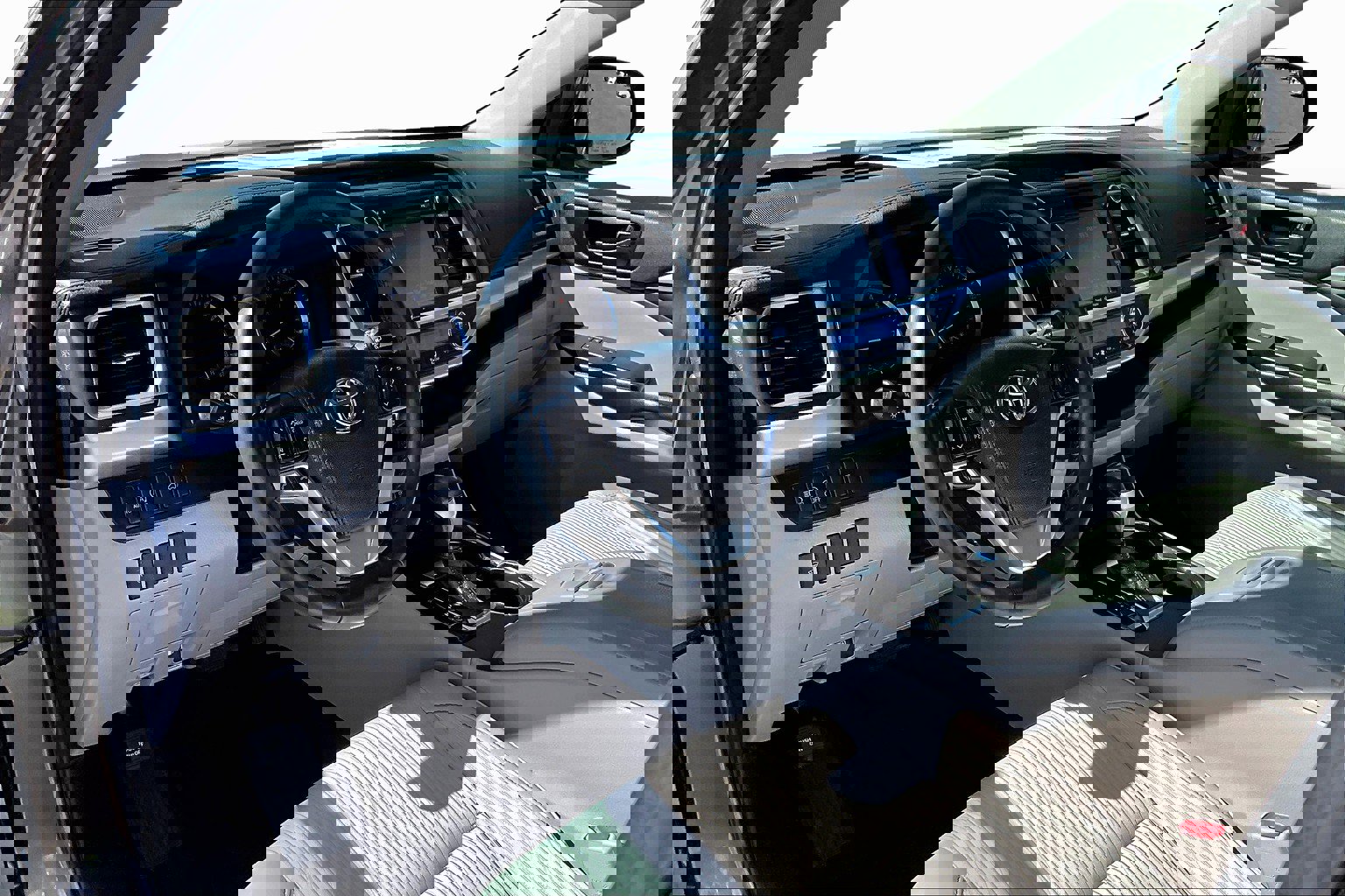 Used 2018 Toyota Highlander LE image 12