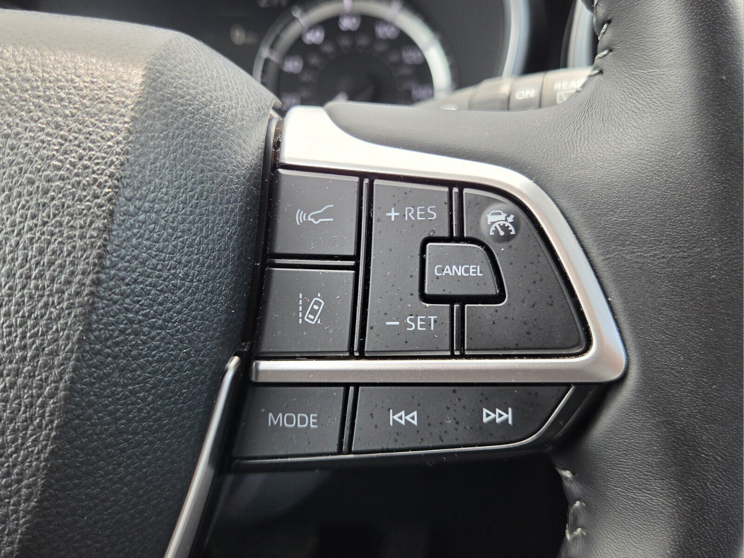 Used 2025 Toyota Highlander XLE FWD image 26