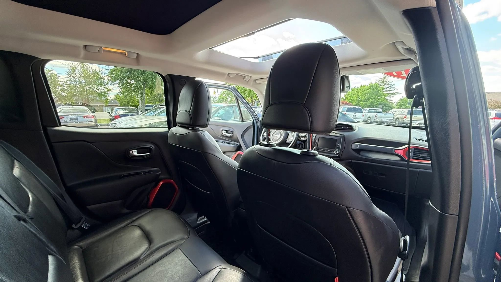 Used 2017 Jeep Renegade Trailhawk w/ Premium Trailhawk Package AWD/4WD image 12