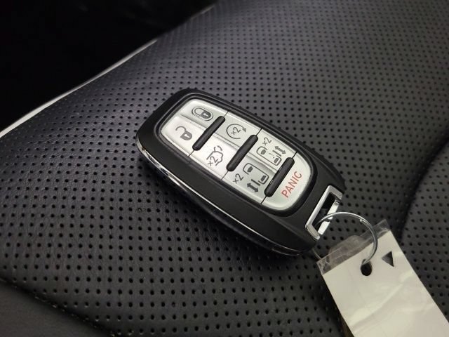 Used 2023 Chrysler Pacifica Limited FWD image 39