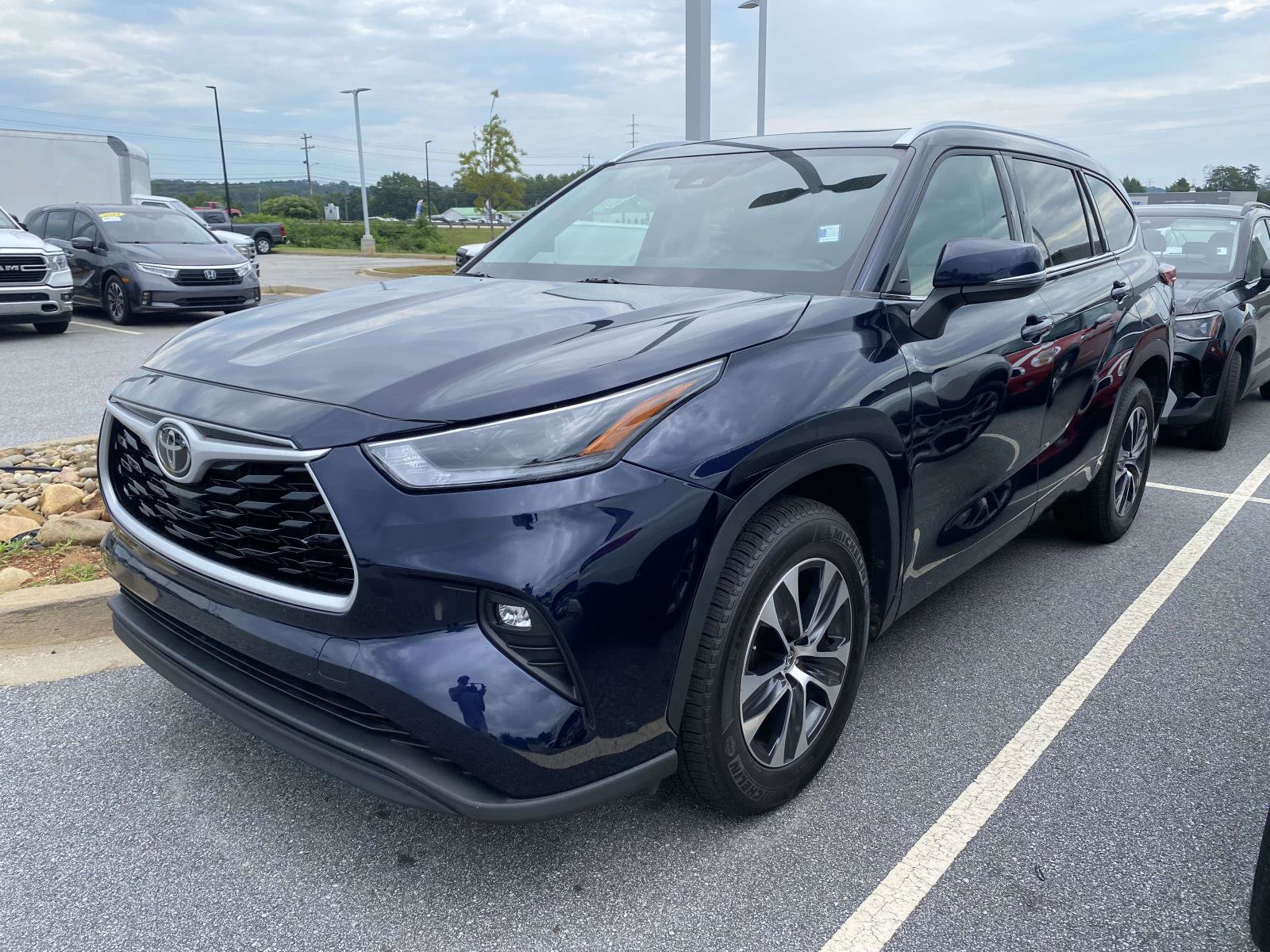Used 2021 Toyota Highlander XLE FWD video 3