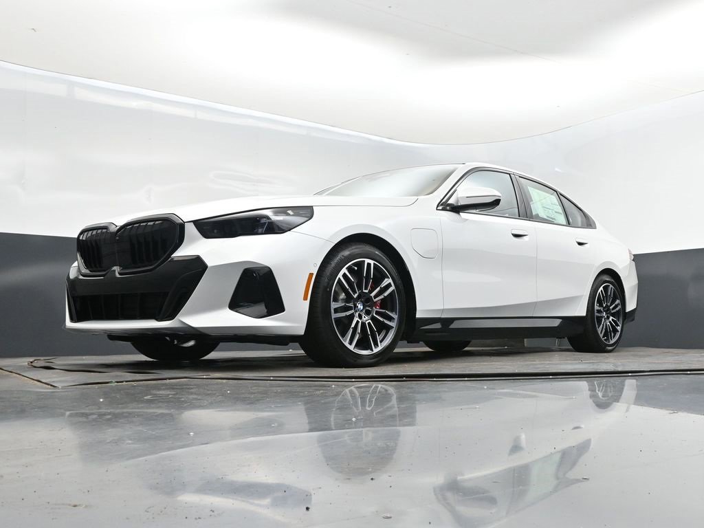 New 2026 BMW 550e xDrive w/ Premium Package image 40