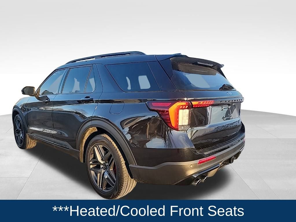 Used 2025 Ford Explorer ST image 3