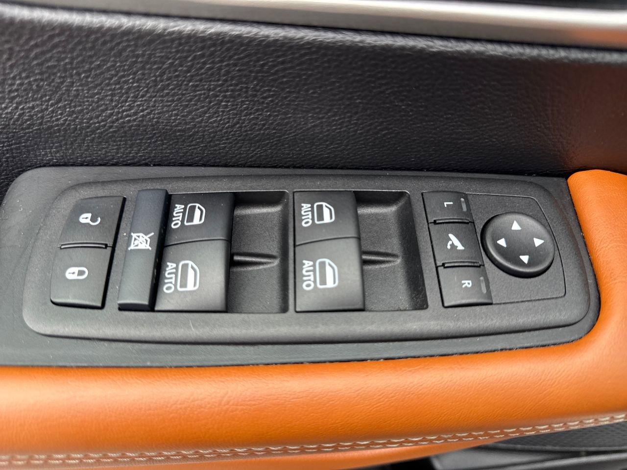 Used 2025 Chrysler Pacifica Pinnacle w/ Trailer Tow Group FWD image 19