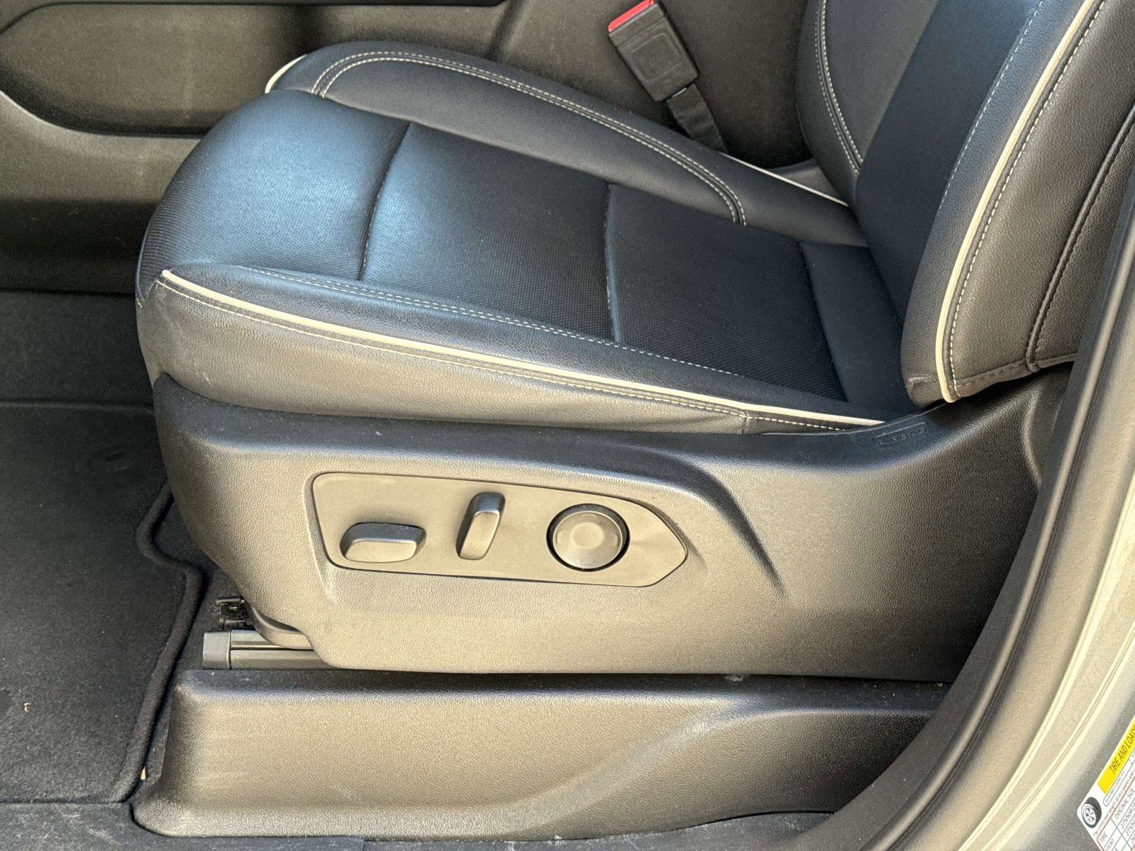 Used 2023 GMC Yukon SLT w/ SLT Luxury Package image 22