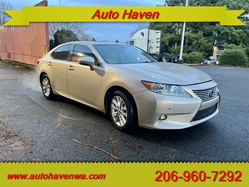 Used 2014 Lexus ES 300h w/ Luxury Package w/Bamboo Trim FWD image 2