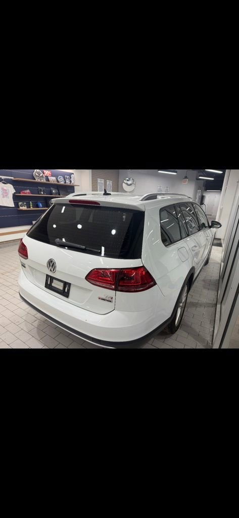 Used 2017 Volkswagen Golf Alltrack S image 3