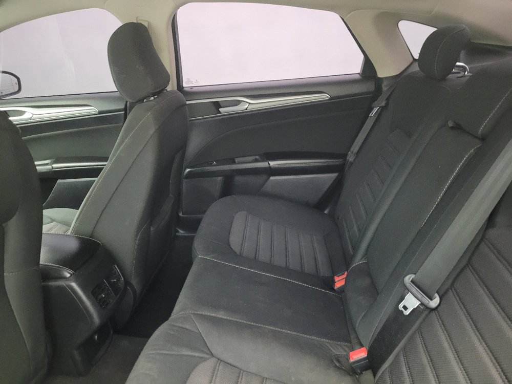 Used 2020 Ford Fusion SE image 18