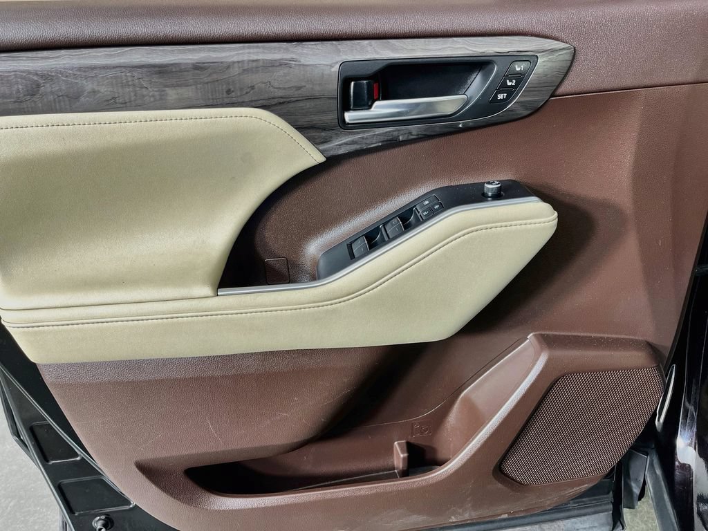 Used 2020 Toyota Highlander Limited FWD image 27