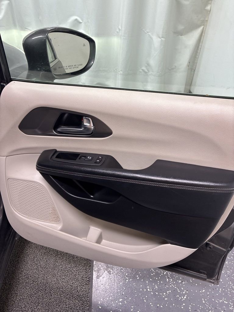 Used 2022 Chrysler Pacifica Touring-L FWD image 32