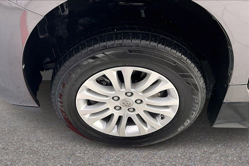 Used 2015 Toyota Sienna XLE w/ XLE Navigation Package image 32