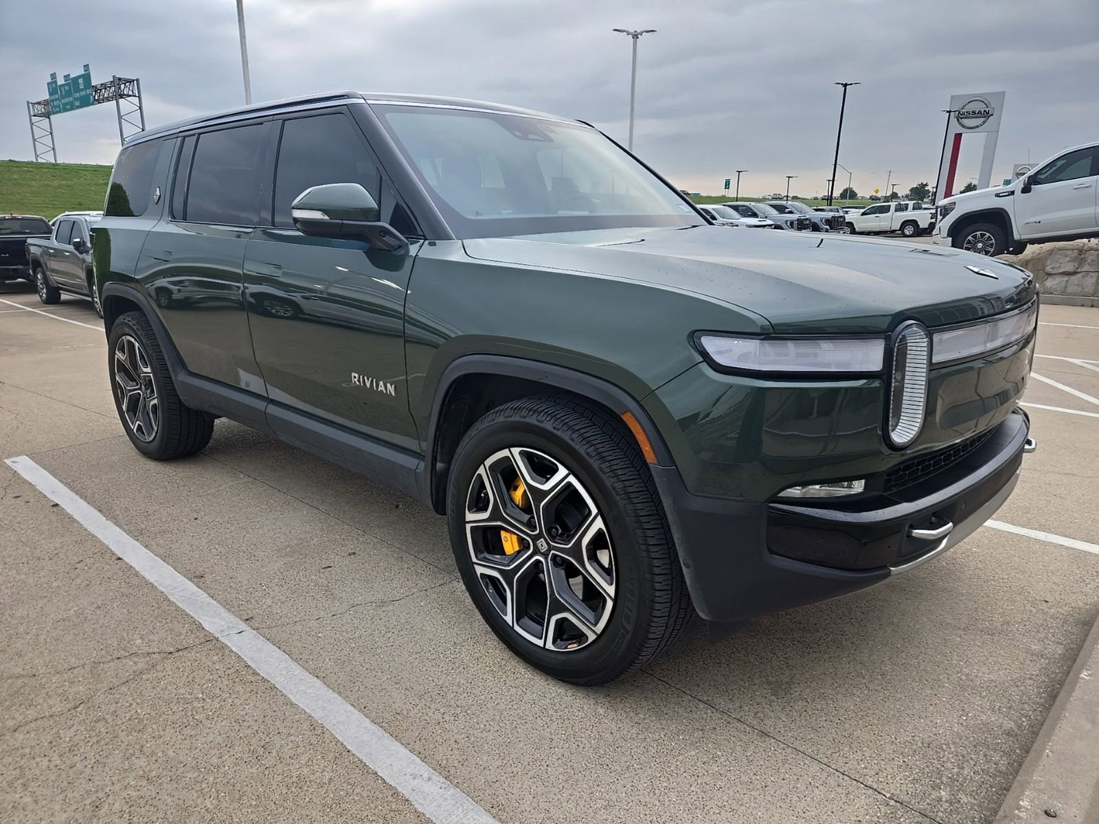 Used 2023 Rivian R1S Adventure AWD/4WD image 2