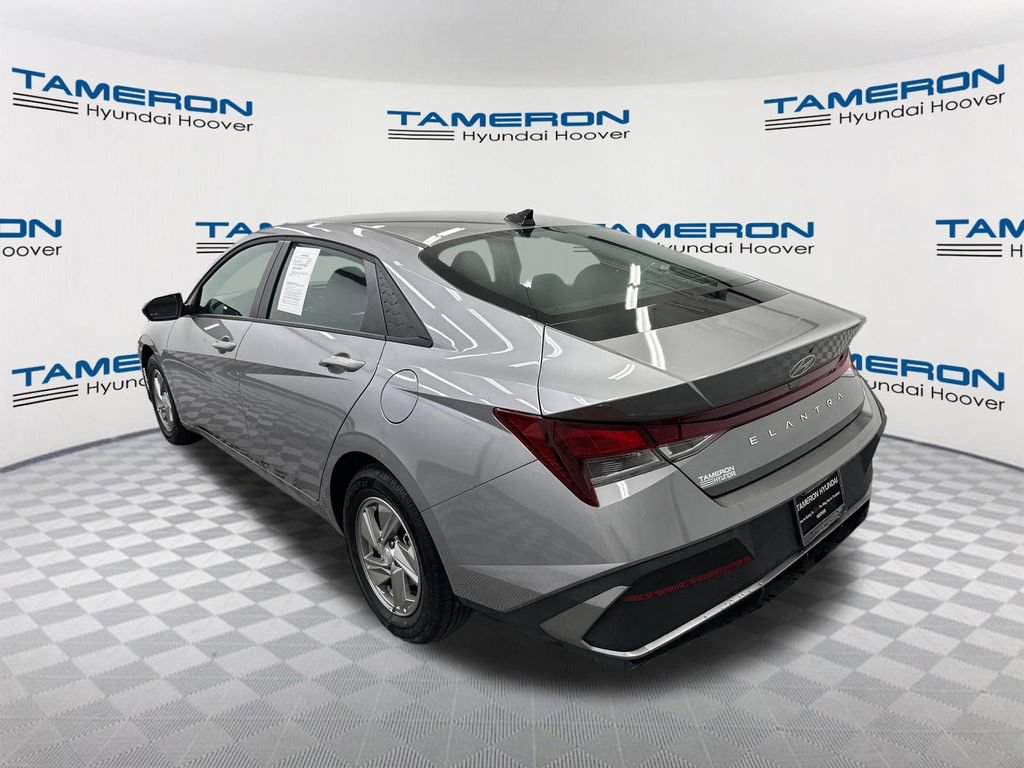 Used 2026 Hyundai Elantra SE w/ Cargo Package FWD image 3