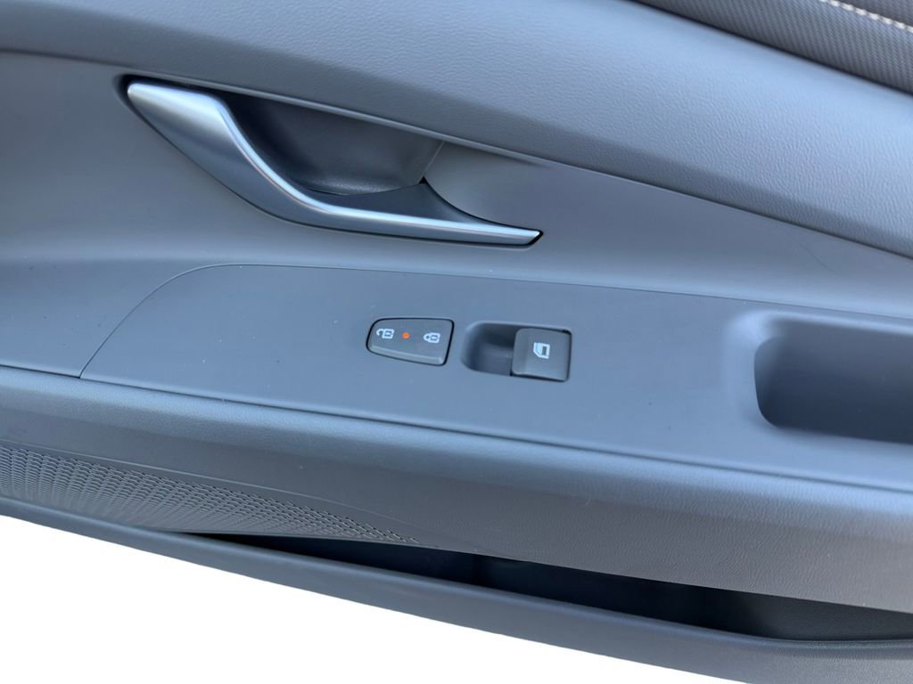 Certified 2025 Hyundai Elantra Sport image 16