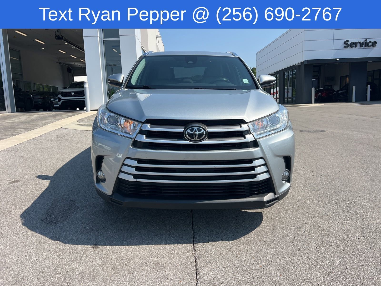 Used 2019 Toyota Highlander XLE FWD image 2