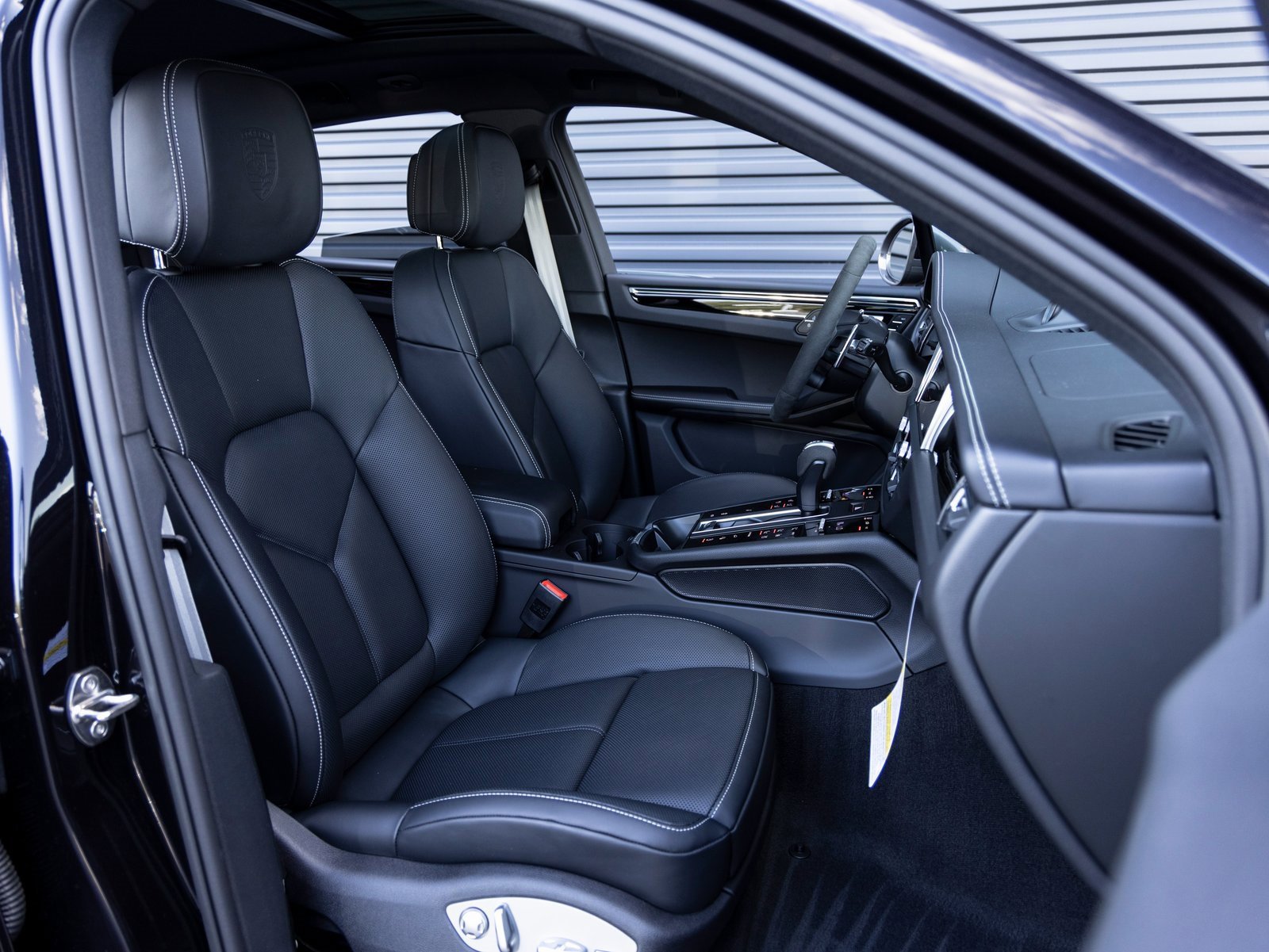 Used 2025 Porsche Macan Turbo image 33