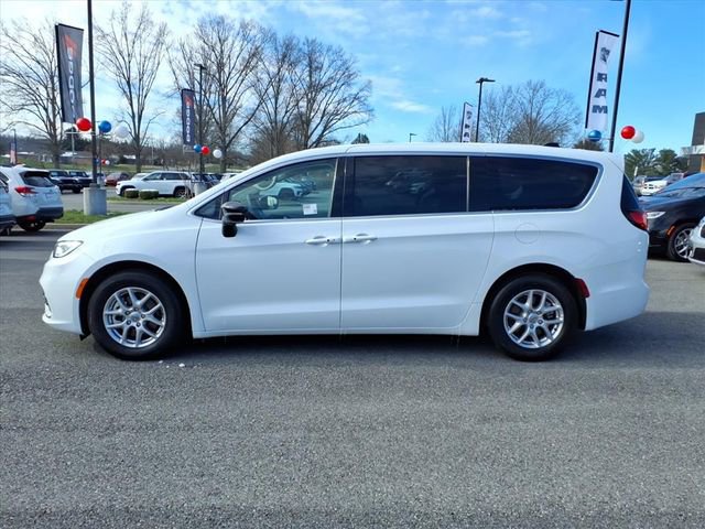 Used 2024 Chrysler Pacifica Touring-L image 7