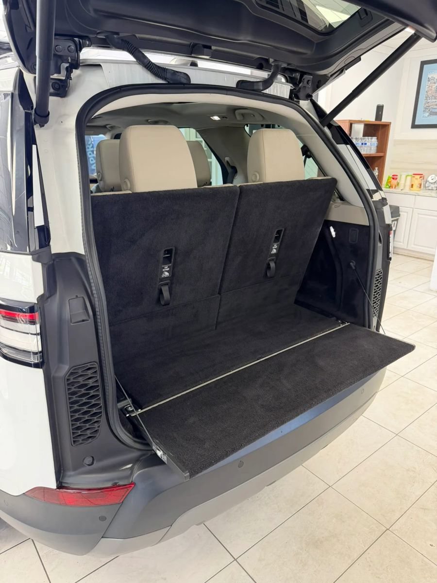 Used 2020 Land Rover Discovery SE AWD/4WD image 13
