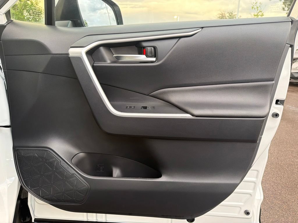 Used 2025 Toyota RAV4 SE AWD/4WD image 9