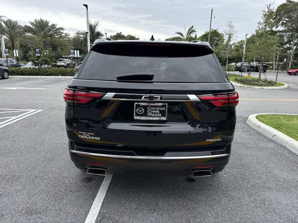 Used 2023 Chevrolet Traverse Premier FWD image 2