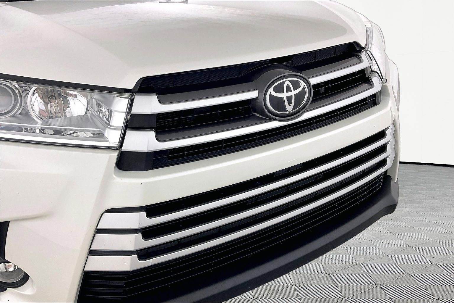 Used 2019 Toyota Highlander XLE AWD/4WD image 29