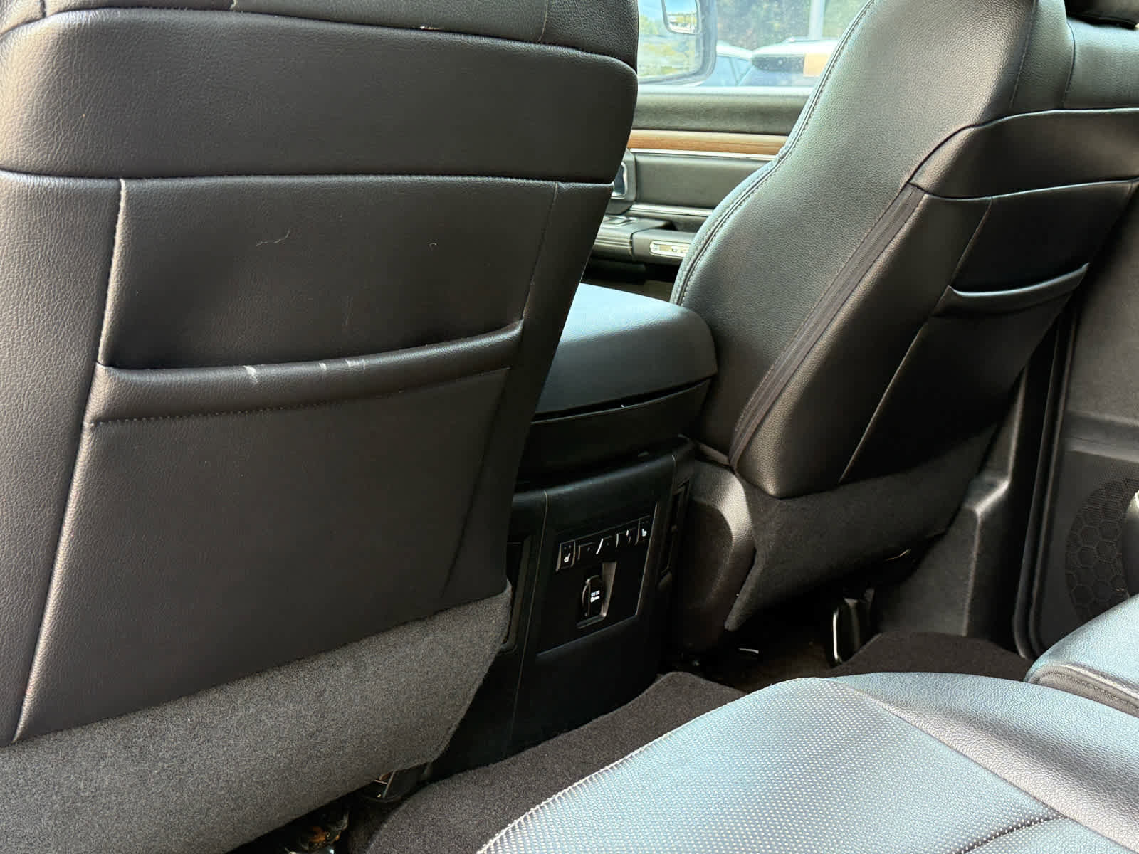 Used 2015 RAM 1500 Laramie w/ Convenience Group AWD/4WD image 28