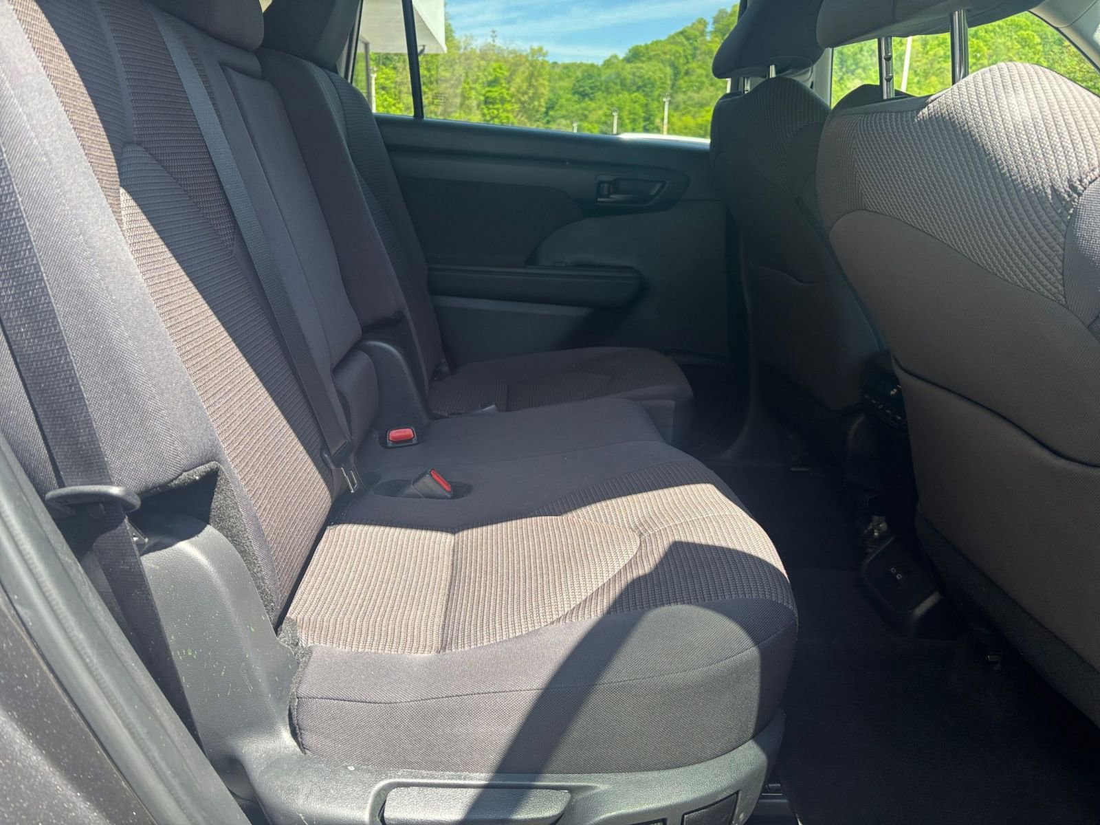 Used 2025 Toyota Highlander LE FWD image 42