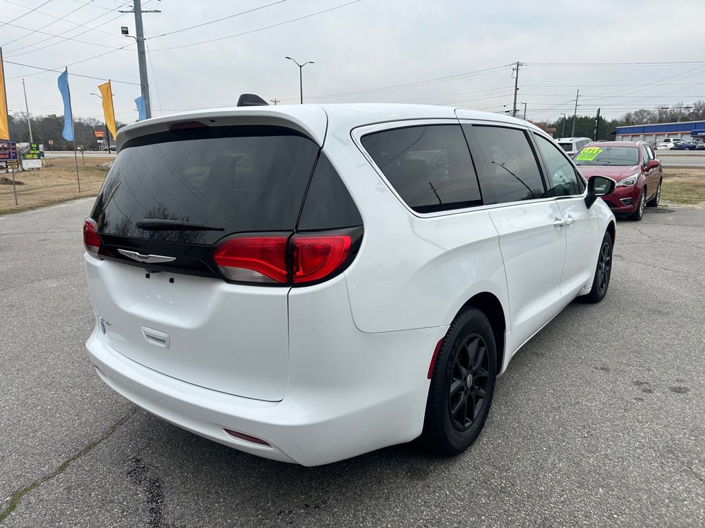 Used 2023 Chrysler Voyager LX image 5