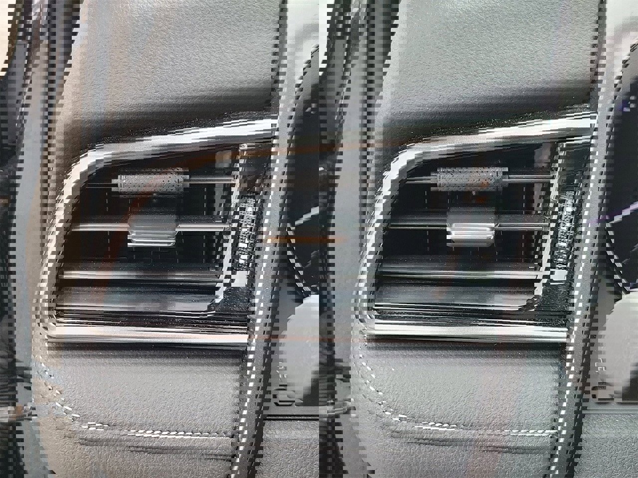 Used 2024 Toyota Camry SE image 31