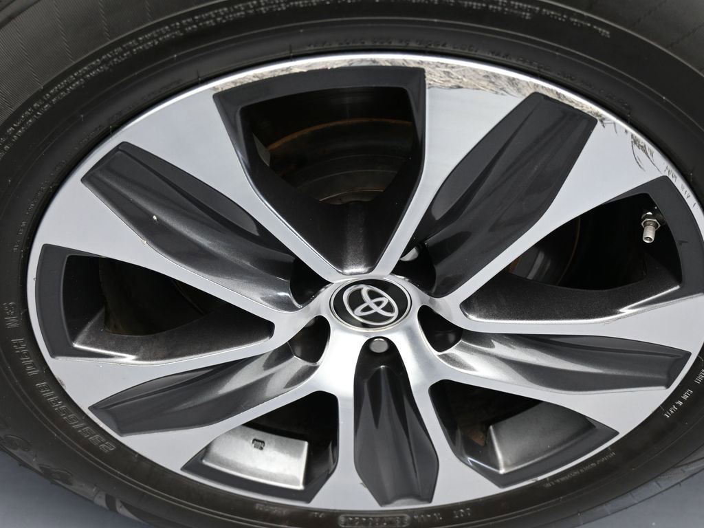 Used 2021 Toyota Highlander XLE image 40