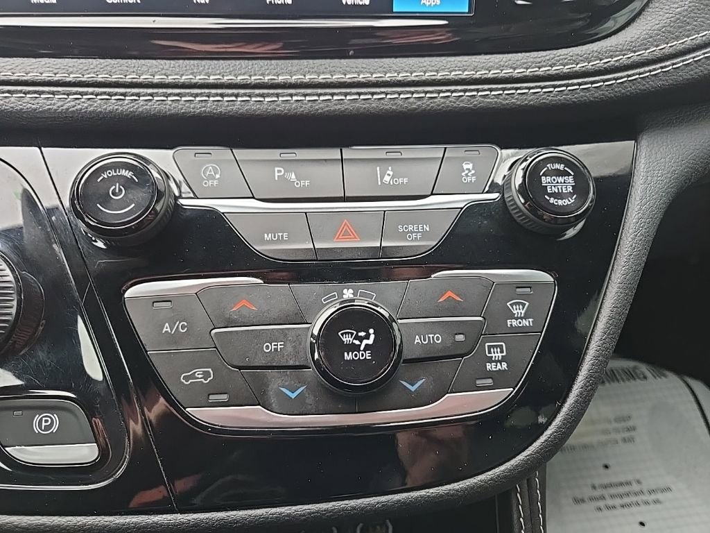 Used 2025 Chrysler Pacifica Limited image 57