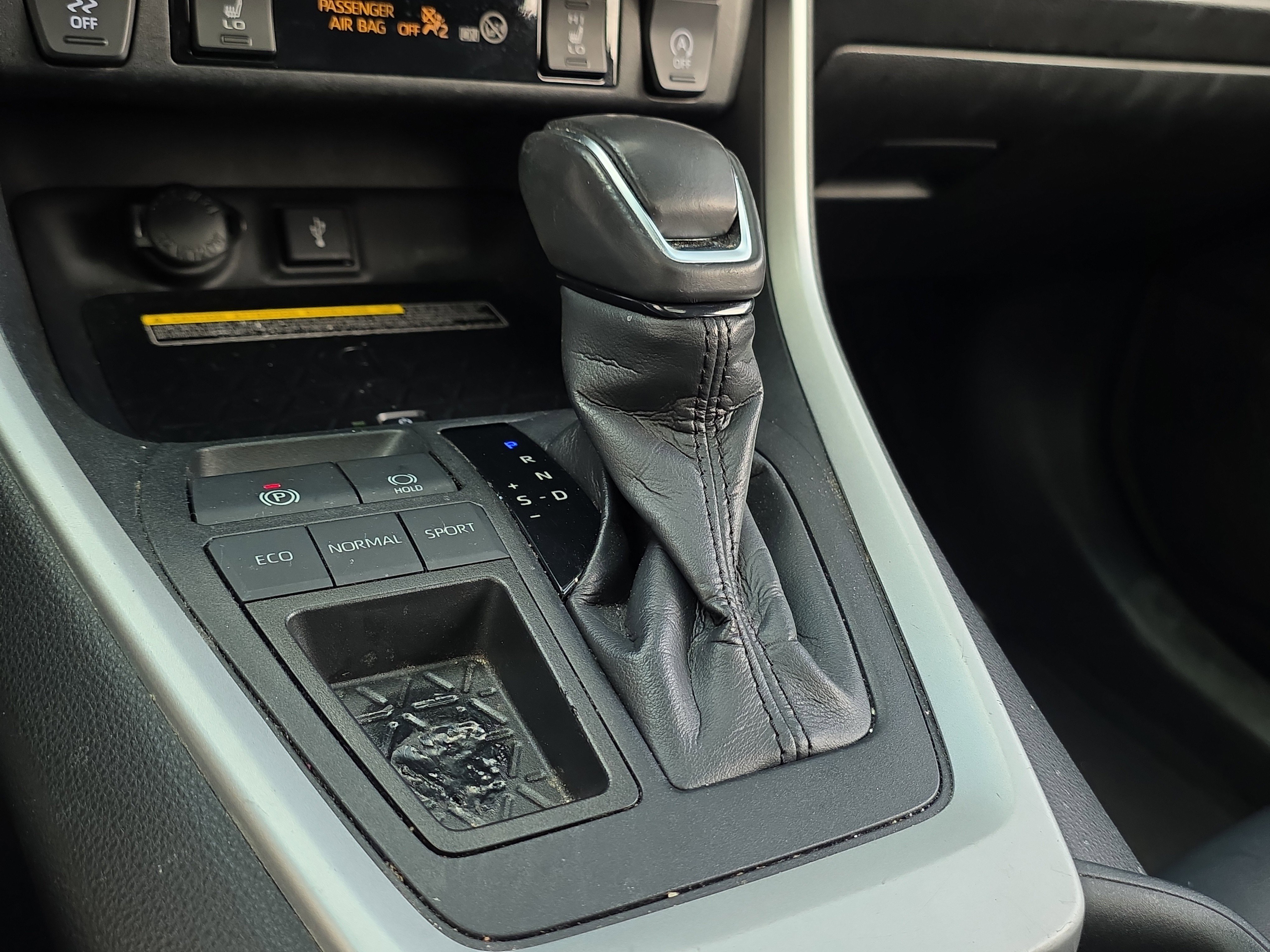 Used 2020 Toyota RAV4 XLE Premium image 25