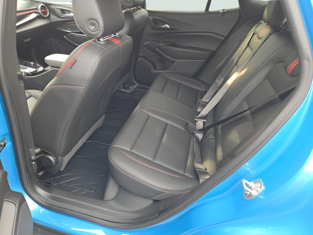 Used 2025 Chevrolet Trax RS w/ Sunroof Package FWD image 22
